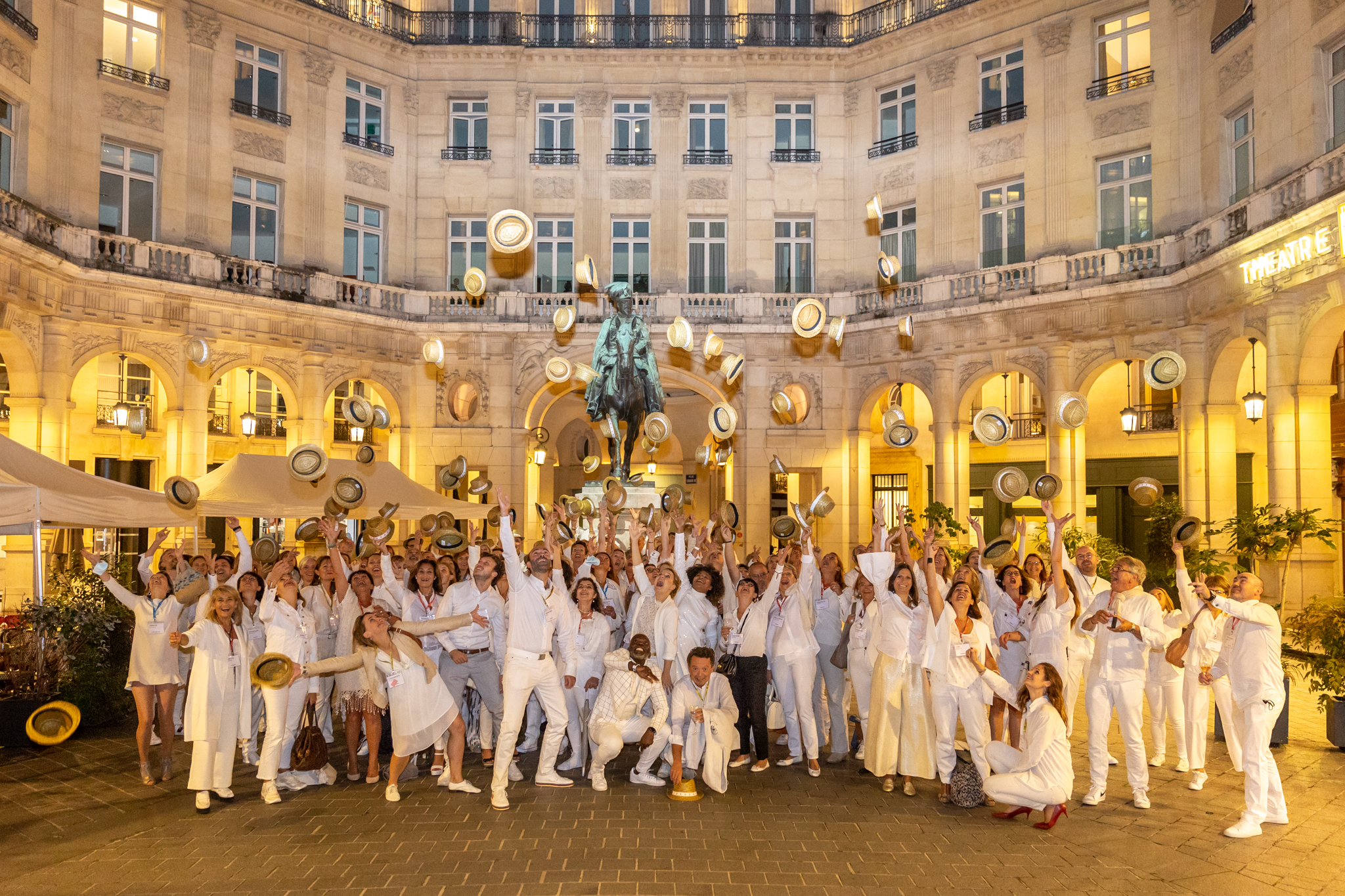 Dîner en Blanc du CGBB dans une cour haussmannienne à Paris